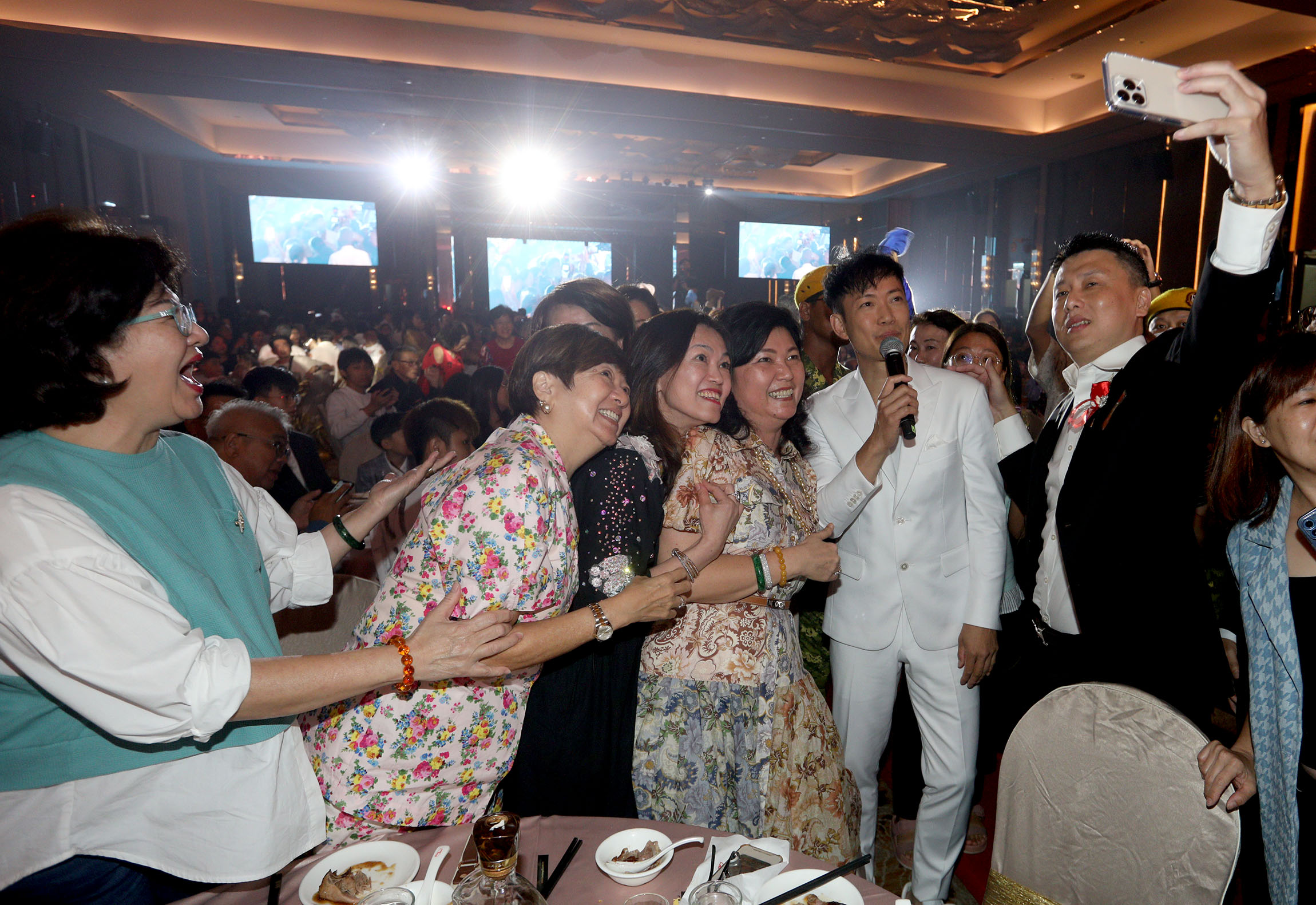 《香江夜·南洋情》｜朱咪咪风骚狂撩Uncle  搞笑调侃敖嘉年“性骚”