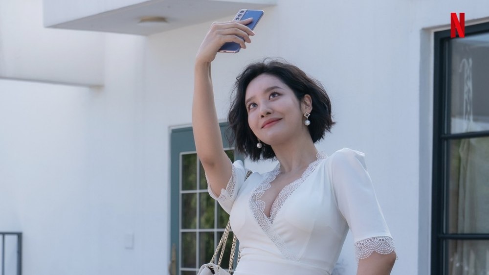 《黑暗荣耀2》空姐全裸掀争议 网轰:没必要露!