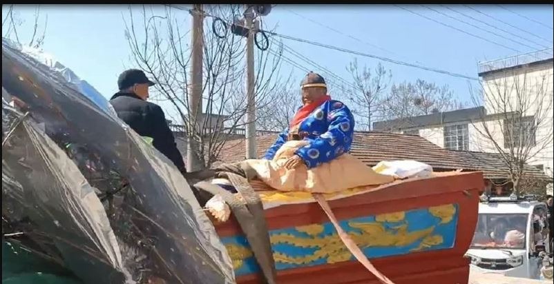 「想看死后有谁记得我」8旬老翁举办「活人葬礼」游街惹议