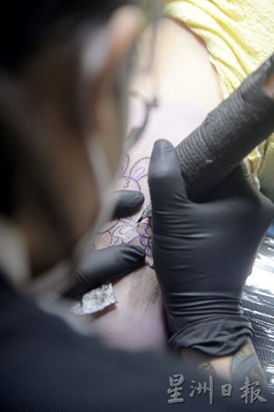 【永恒的艺术／03】不同世代文身师，刺在身上的故事