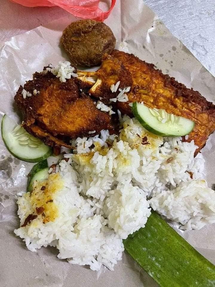 一包炸鸡饭卖RM15·网民:斋戒月市集也不便宜了