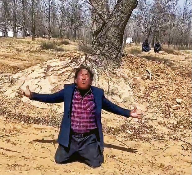 万亩林场遭国营煤矿毁水源 「治沙英雄」孙国友跪地求水