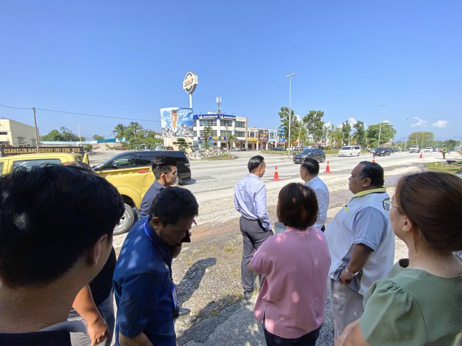 万发集团前路口已划黄格 禁止车辆U转和直切
