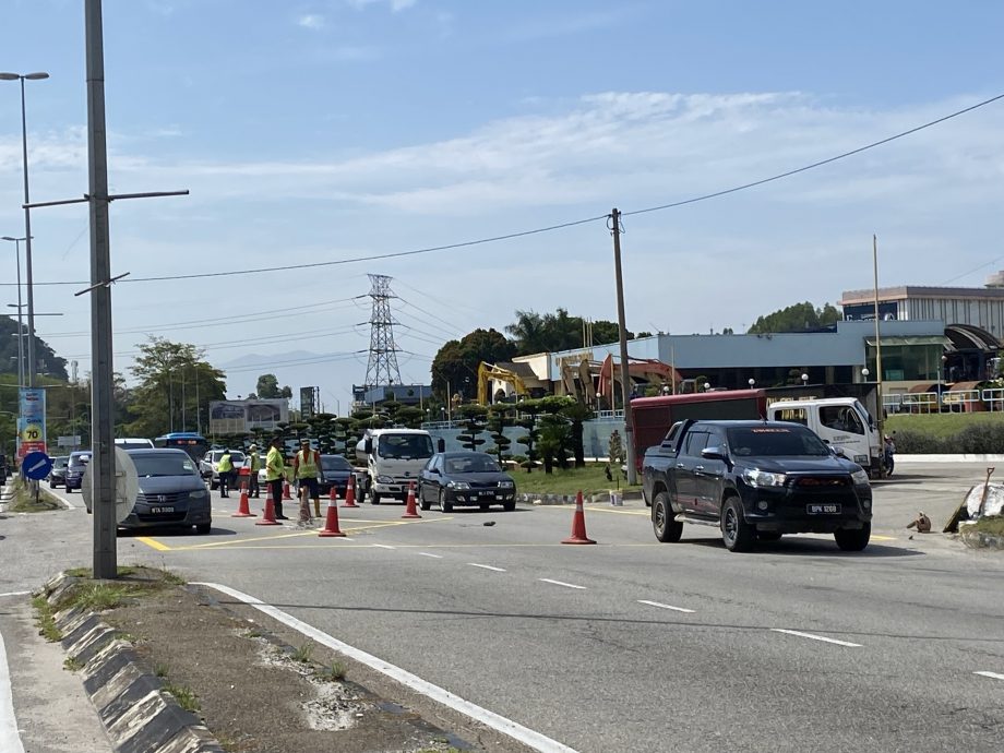 万发集团前路口已划黄格 禁止车辆U转和直切