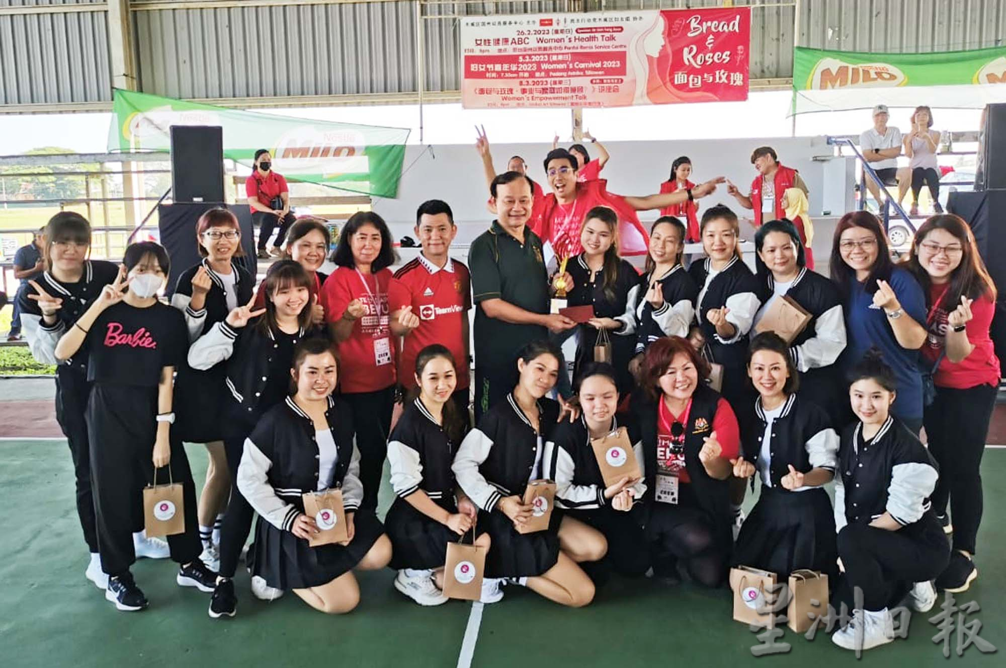 三八妇女节 实兆远200人齐跳健美操