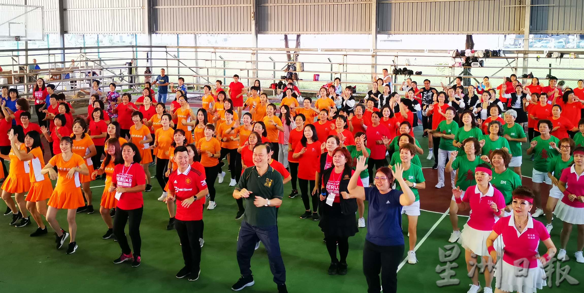 三八妇女节 实兆远200人齐跳健美操