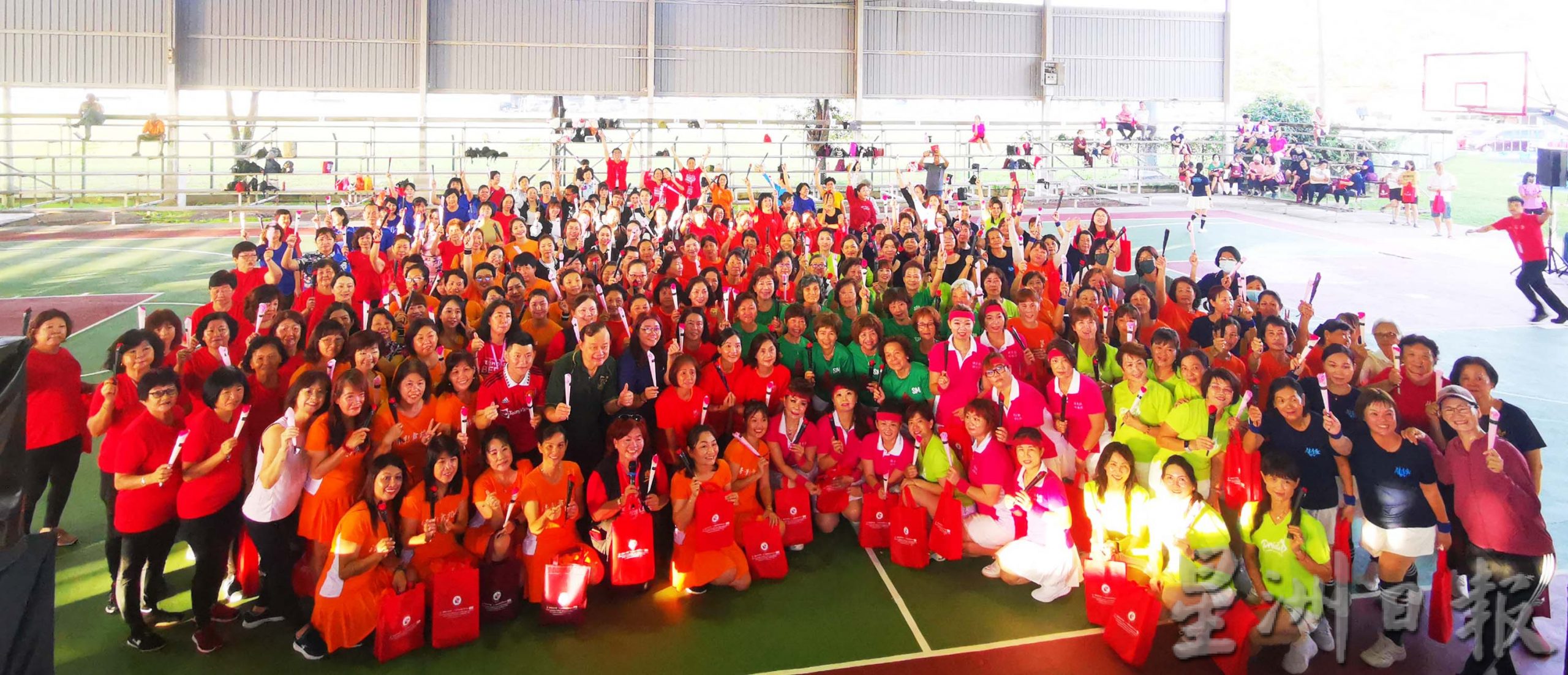 三八妇女节 实兆远200人齐跳健美操