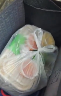 不满饭碗被抢骂哭外劳 狮城送餐员遭网挞伐