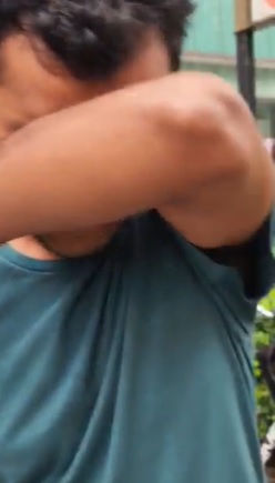 不满饭碗被抢骂哭外劳 狮城送餐员遭网挞伐