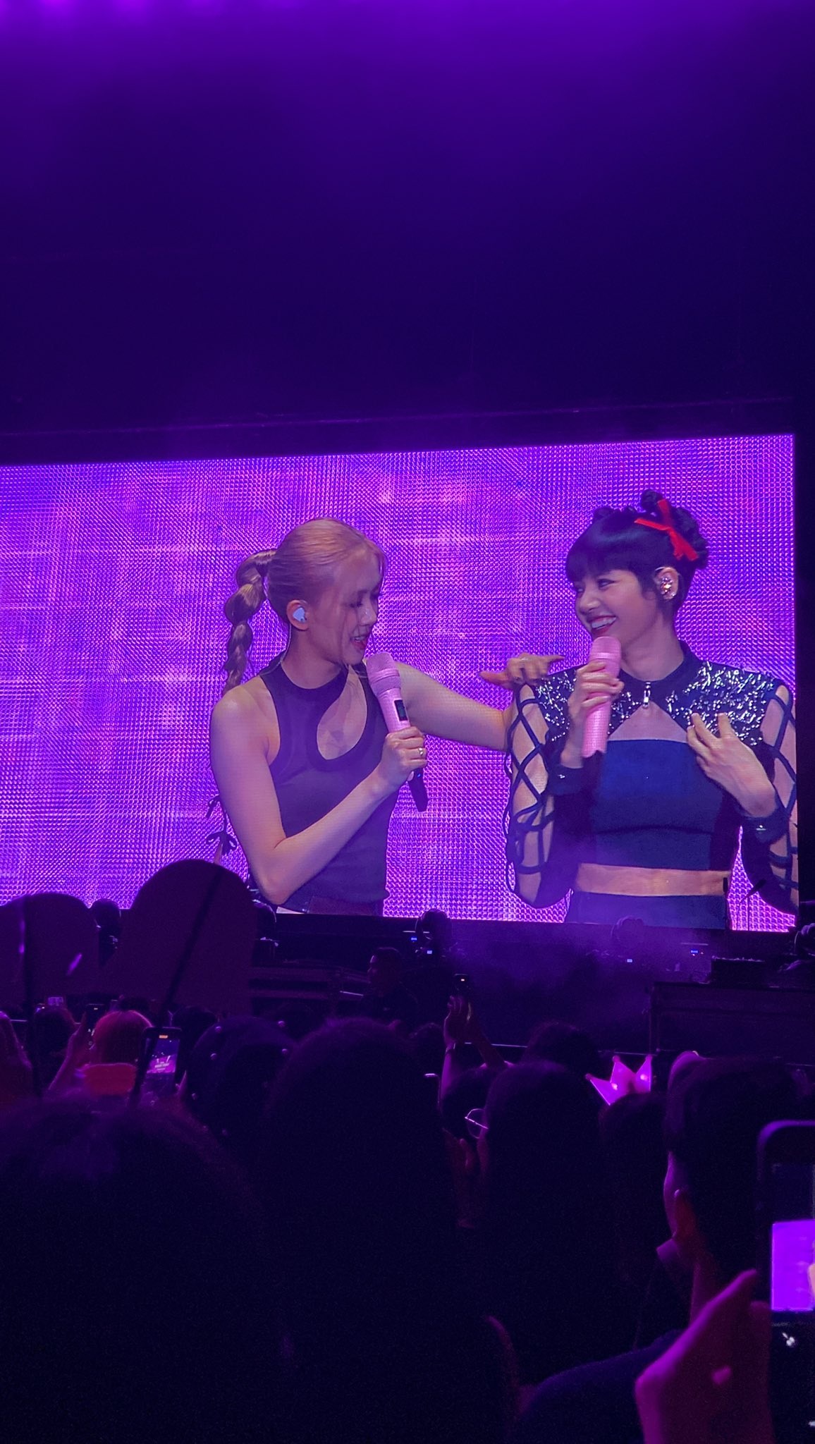 不爽水灾严重Blackpink仍开唱·宗教师:最好让你们经历“水灾演唱会”