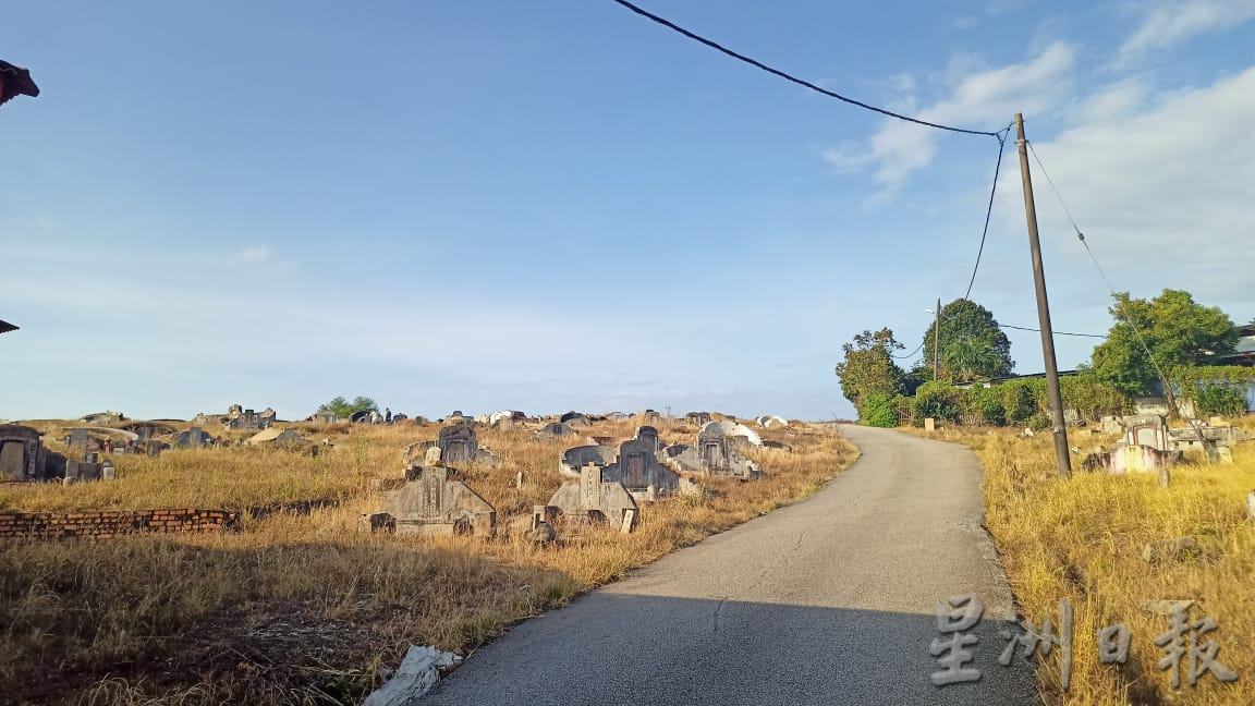 东01:清明节扫墓季尚早,已有孝子贤孙登山扫墓,但人潮不多。