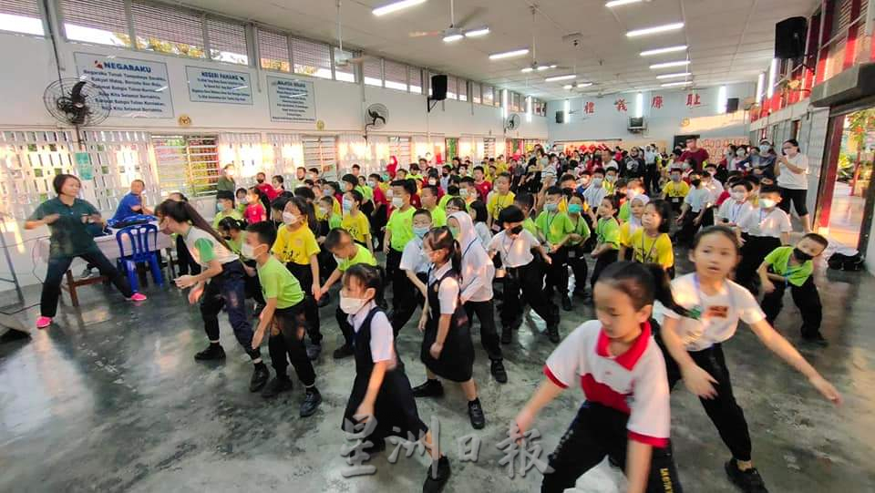东2：各校继续遵照娱乐教学新指南，拉近老师、家长及学生之间关系