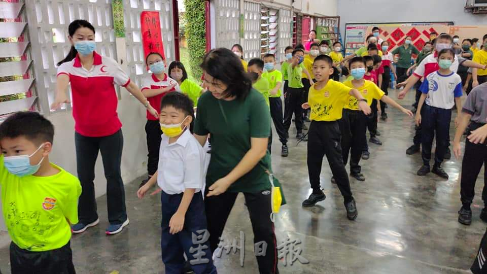 东2：各校继续遵照娱乐教学新指南，拉近老师、家长及学生之间关系