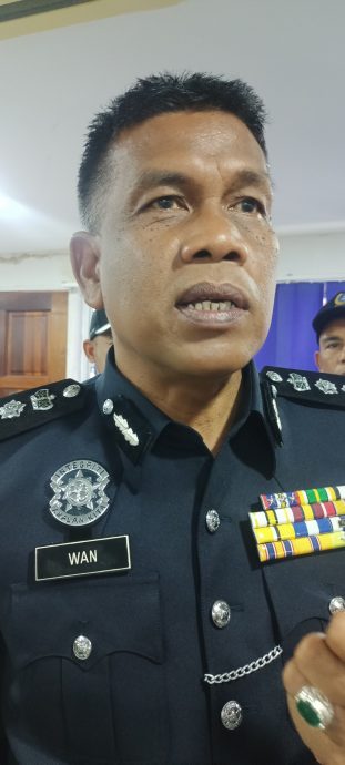 东4:关丹警区主任旺莫哈末查哈里助理总监指出,炮竹烟花仅允许在佳节前25天及佳节后5天售卖,而关丹目前共有97份执照申请在进行处理中。
