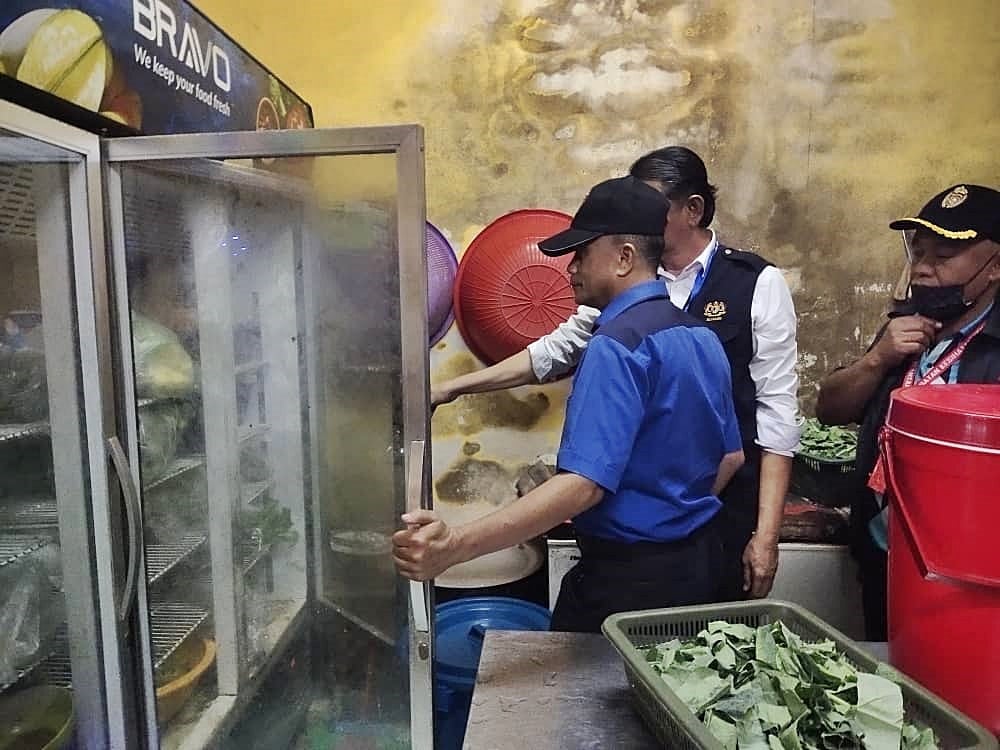东:丹卫生局展开卫生检举，谕令10间食店关闭14天。
