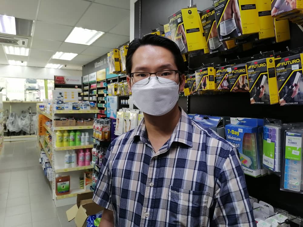 东:口罩销量大幅度减少,疫情消退后防疫用品乏人问津。
