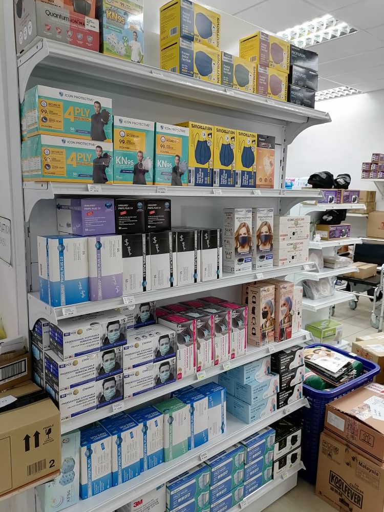 东:口罩销量大幅度减少,疫情消退后防疫用品乏人问津。