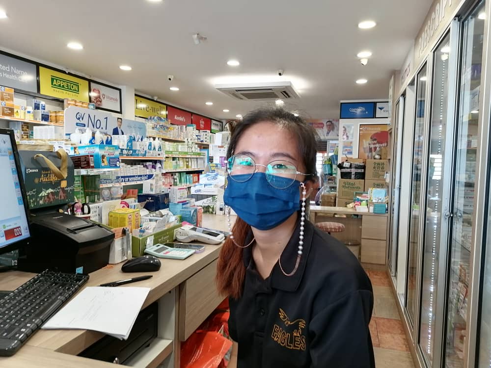 东:口罩销量大幅度减少,疫情消退后防疫用品乏人问津。