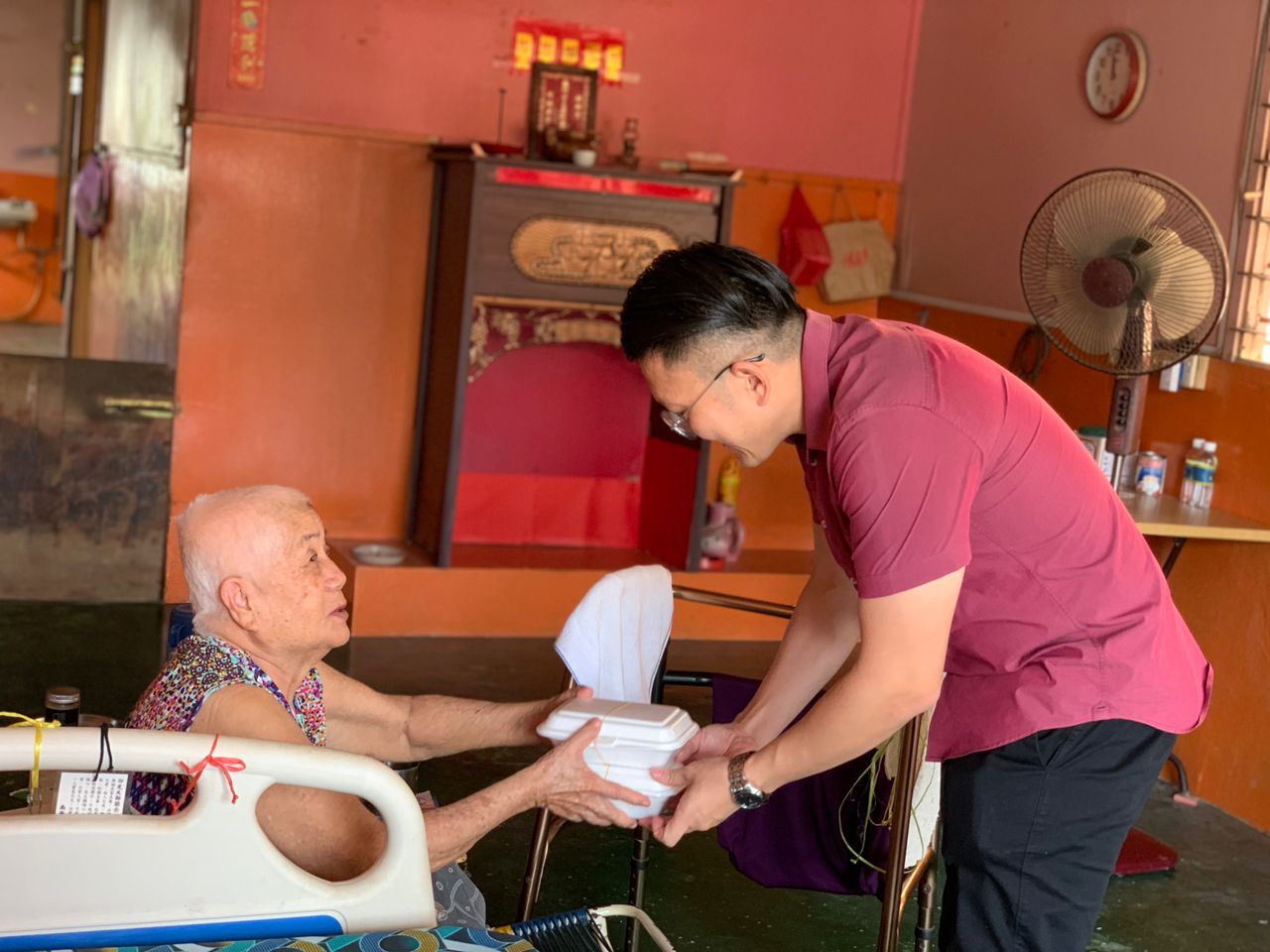 东:150包鸡饭10分钟内派完