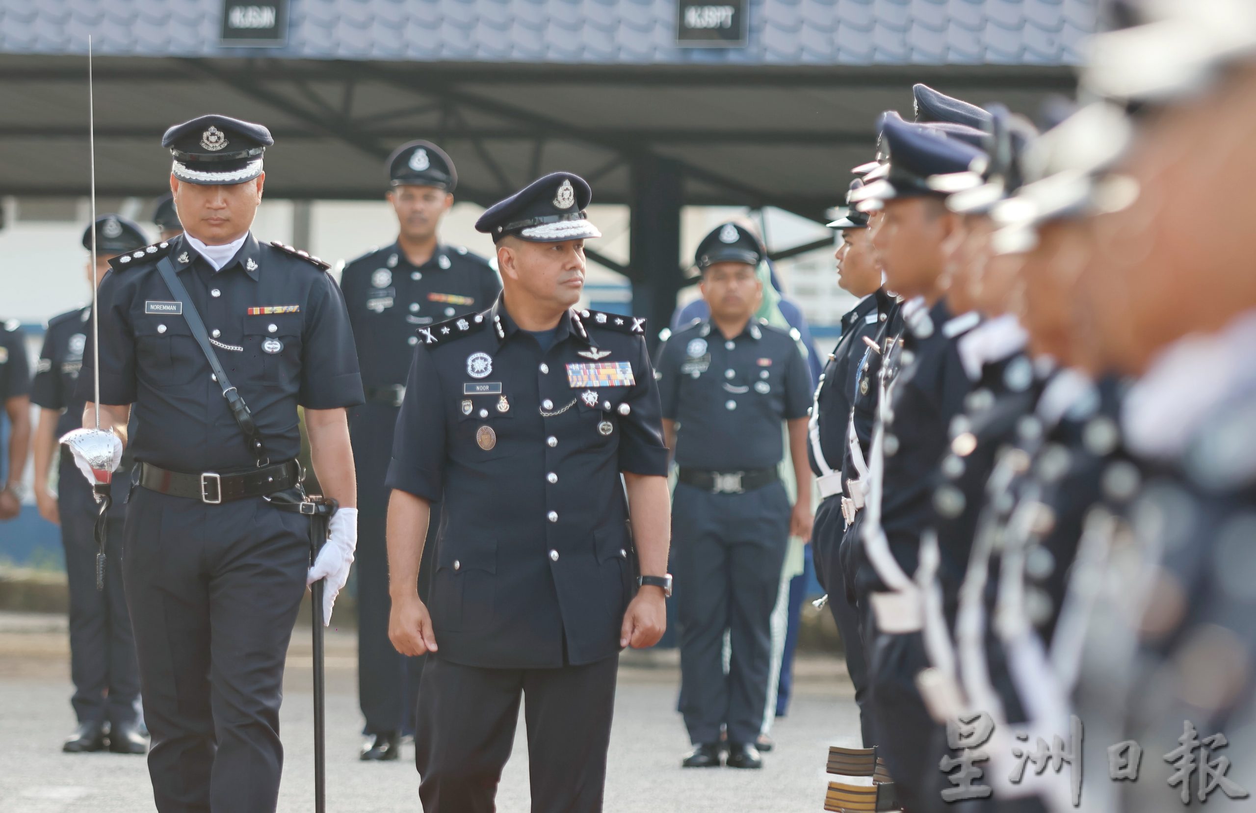 东:2023年警察日,彭41警13社会人士获颁感谢状。