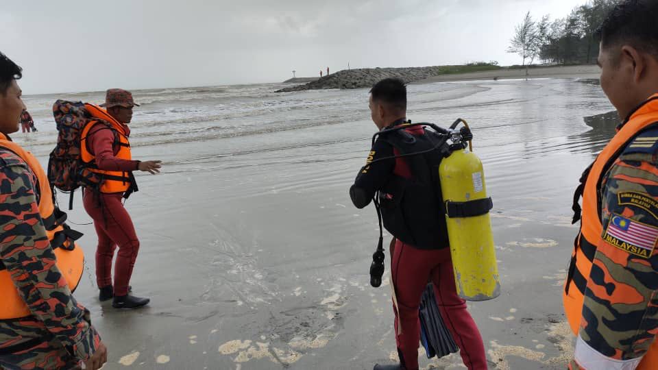 东:3名亲属关系的少年男女在丹州格玛央海滩玩耍而坠入海里没顶,其中两人获救,尚有一名12岁男童不知所踪。