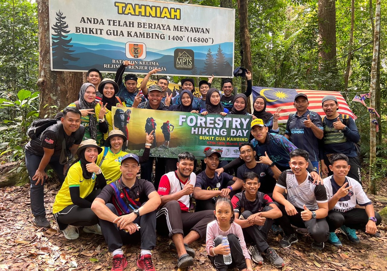 东：“羊山”徒步组织配合森林徒步日举办登山活动，约百人参加。