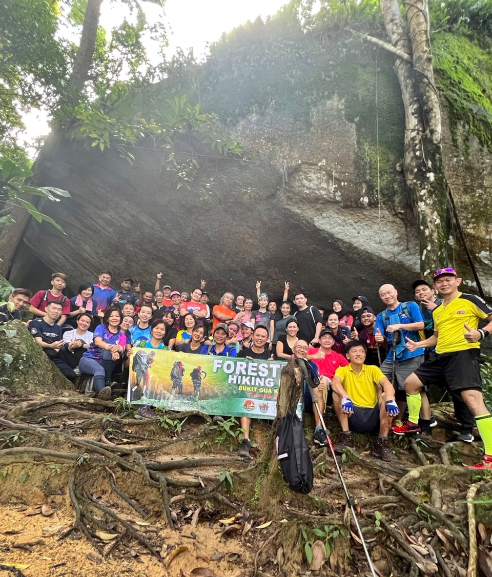 东：“羊山”徒步组织配合森林徒步日举办登山活动，约百人参加。
