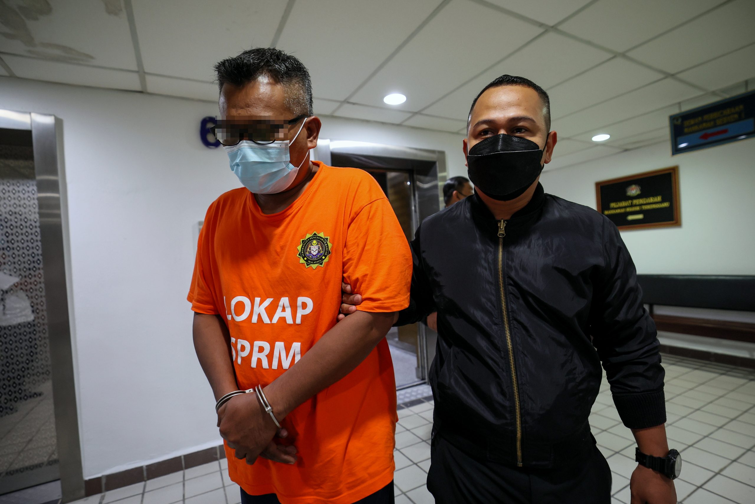 东:一名联邦政府机构的经理涉嫌收取贿款,被延扣7天协助调查。