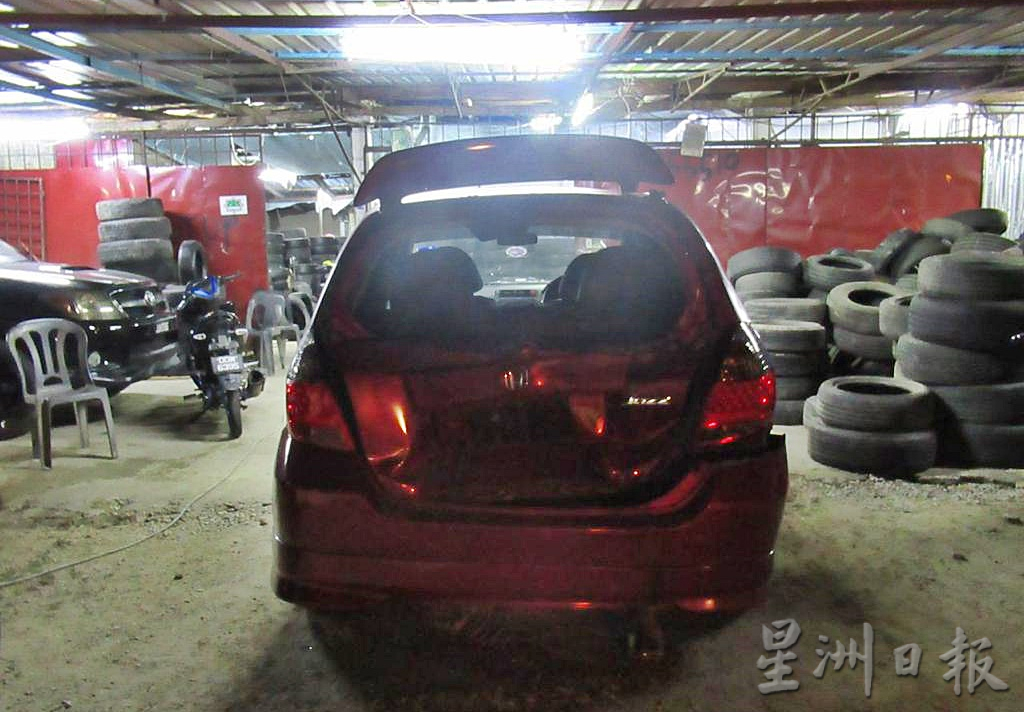 东:一轿车在路中央准备右转,突遭摩托车骑士从后方撞上,后者当场死亡。