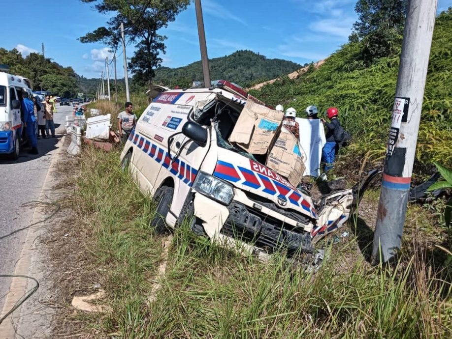 东:一辆救护车完成任务后却在话望生通往瓜拉吉赖公路发生车祸,造成一名医生、一名护士和一名民防局人员受伤。