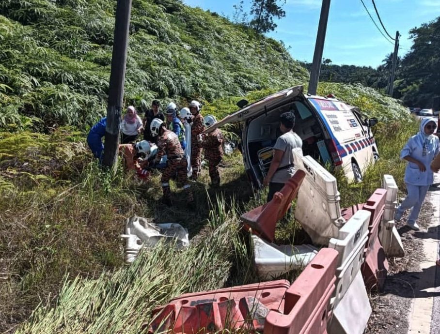 东:一辆救护车完成任务后却在话望生通往瓜拉吉赖公路发生车祸,造成一名医生、一名护士和一名民防局人员受伤。