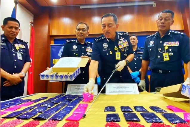 东:丹州警方上周四在巴西马县布努苏苏区的甘榜柏朗卡扣留3名男子,起获1万粒马丸。其中2名嫌犯是一对兄弟。
