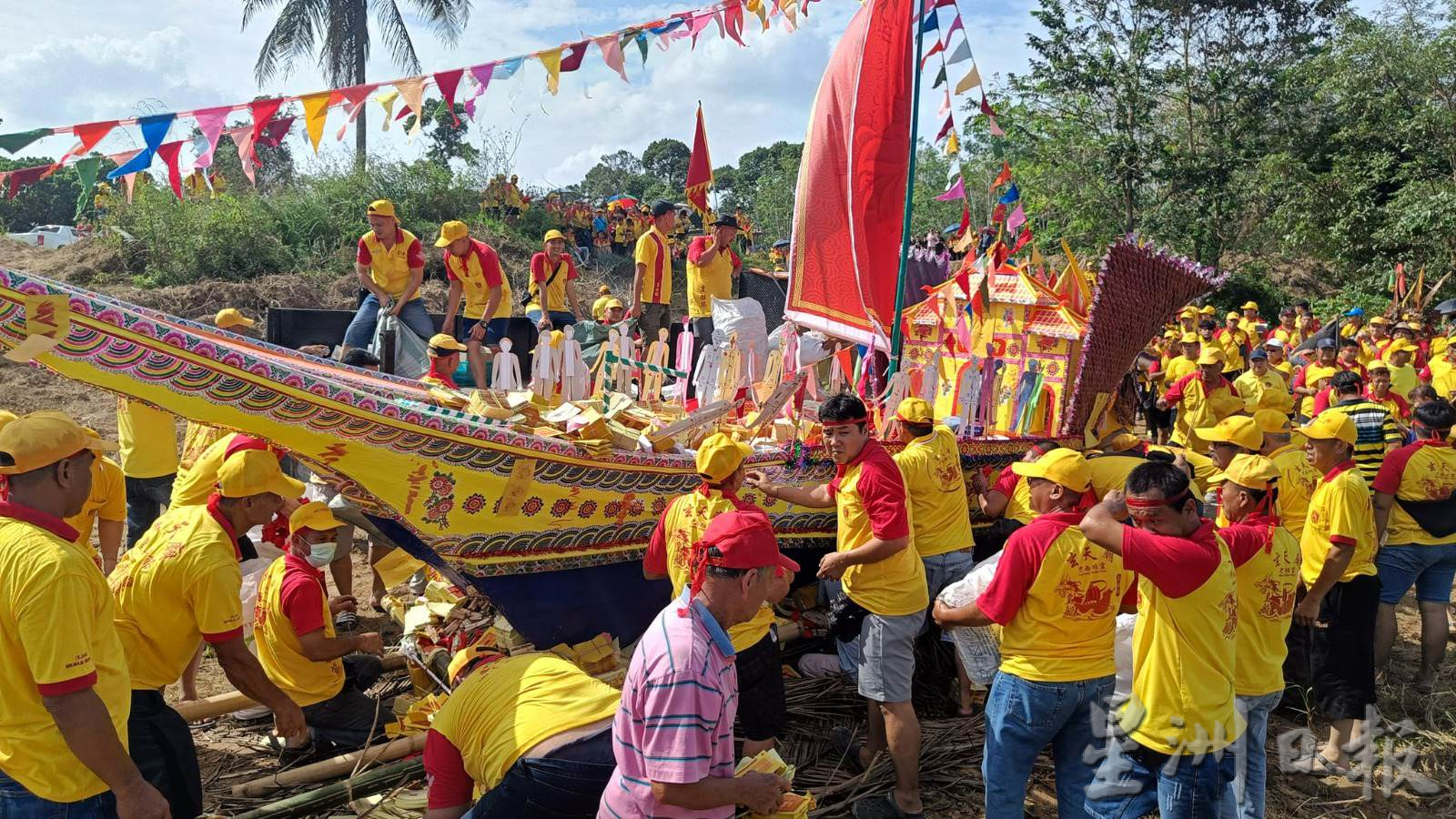 丹那美拉县巴西班宜村玄天庙日前举办恭送皇船仪式,仪式主要是配合庆祝玄天上帝及诸神明千秋宝诞而举行。
