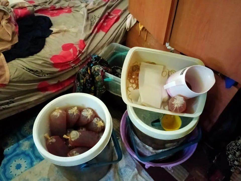 东：为了掩人耳目，丹州万捷县当莪区有女子竟然将煮好的食物藏在厕所及洗衣机里，以准备卖给那些不守斋戒清规的人。