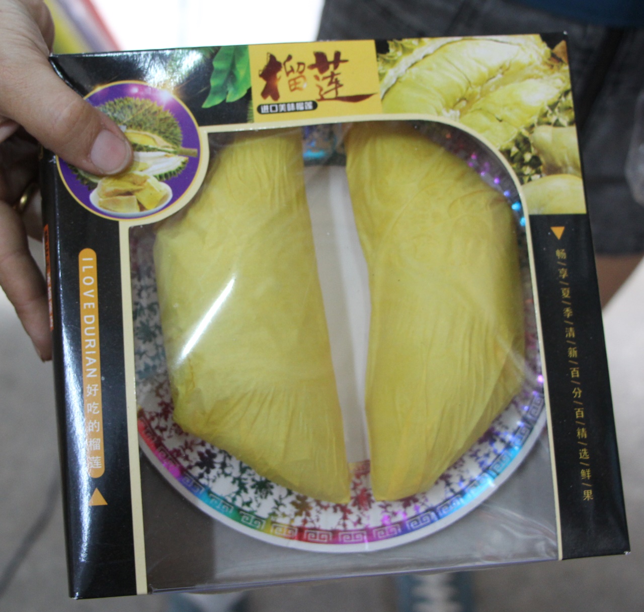 东:今年清明节纸扎品增加了不少新品种,希望先人也能过得舒服惬意