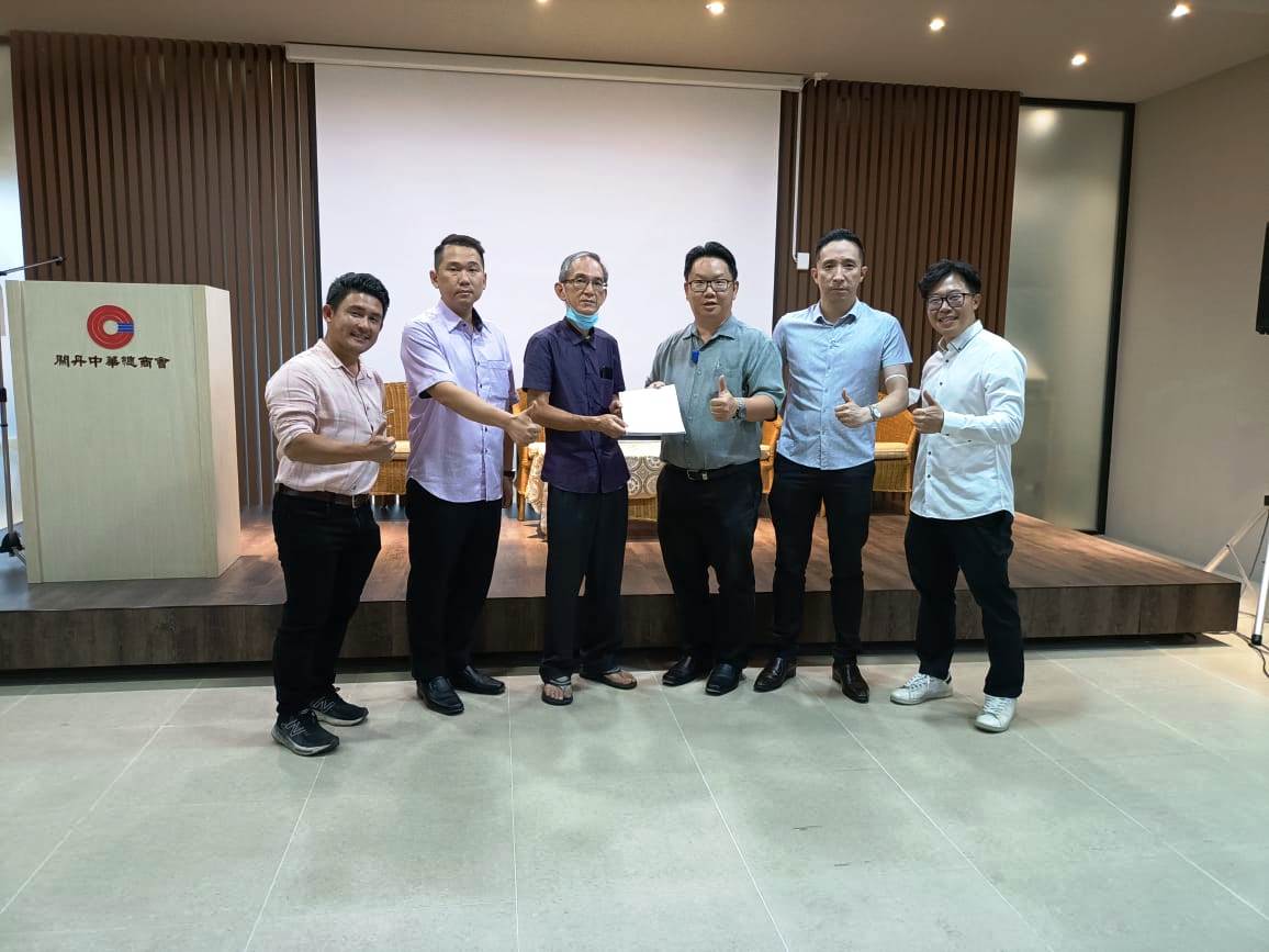 东:以拿督江瑞云为首的关丹中华总商会改选宏愿原任团队坚持,“原任团队”是山寨版