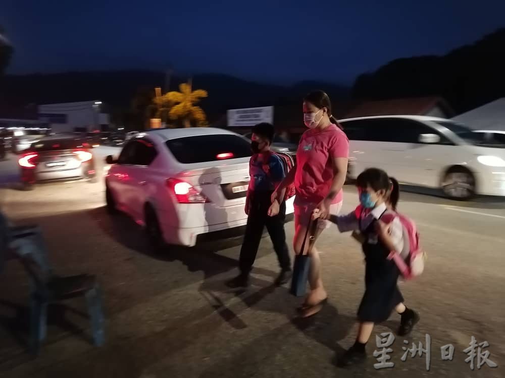 东:公民华小实施上午班制开学日,上学交通流畅家长满意安排。