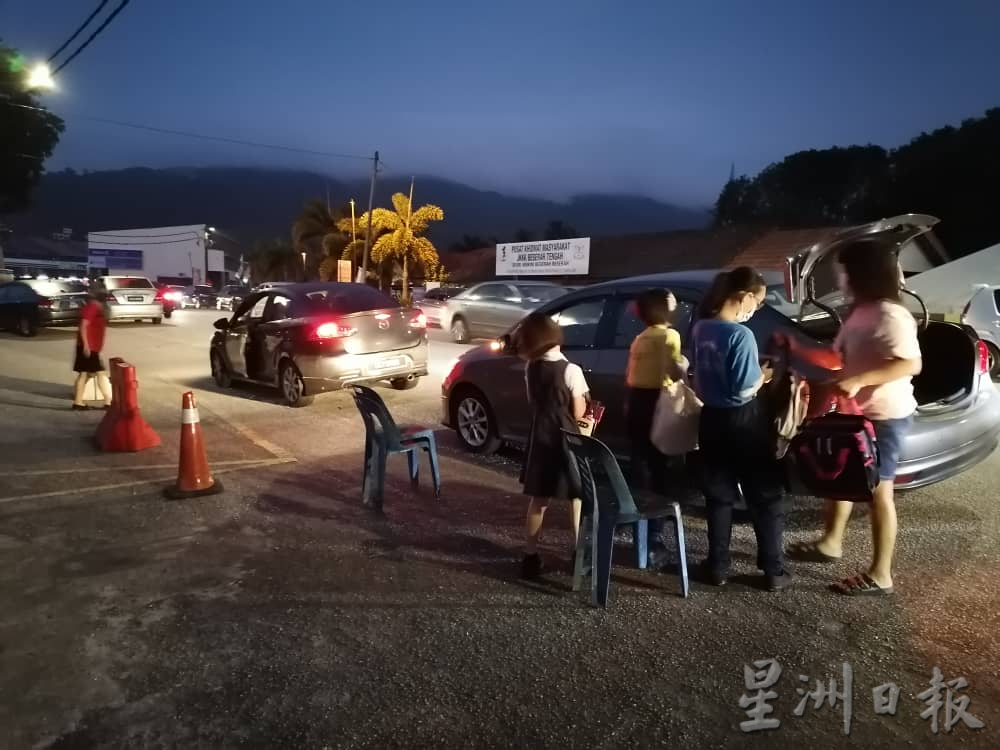东：公民华小实施上午班制开学日，上学交通流畅家长满意安排。