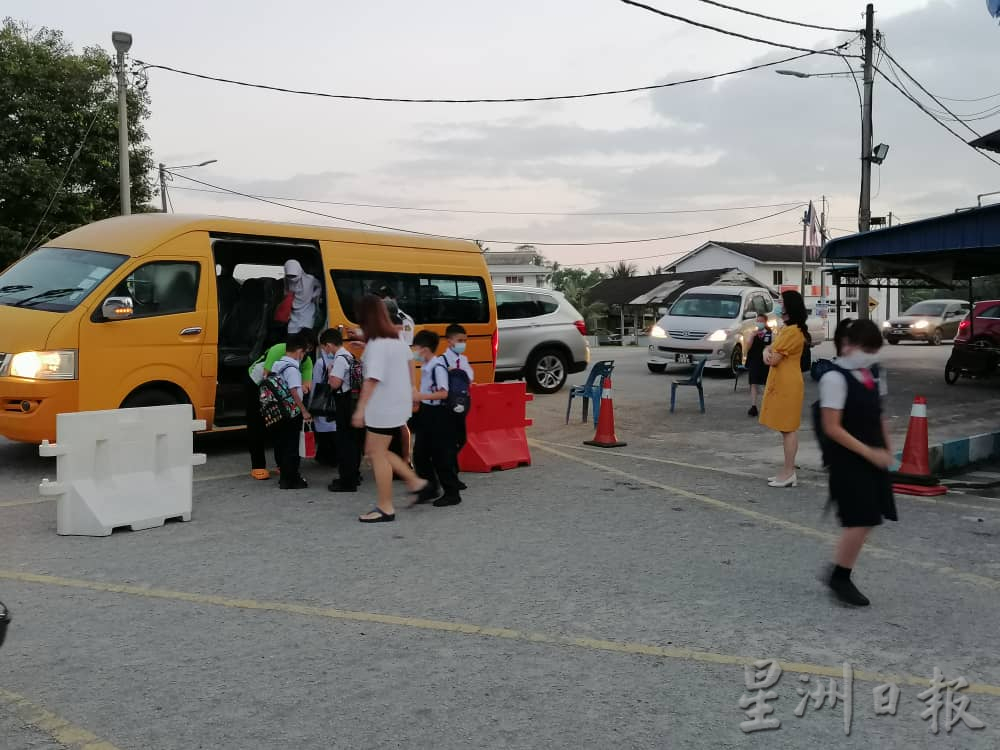 东：公民华小实施上午班制开学日，上学交通流畅家长满意安排。