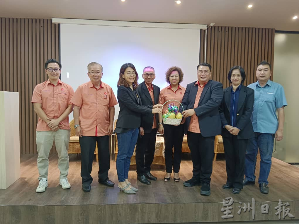 东:关丹中华总商会署理会长拿督江瑞云认为,国家改革创新不走回头路,未来的路线图,必须吸取30年的教训,走向自由化、开放化及竞争化的路线。