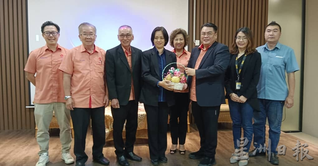 东:关丹中华总商会署理会长拿督江瑞云认为,国家改革创新不走回头路,未来的路线图,必须吸取30年的教训,走向自由化、开放化及竞争化的路线。