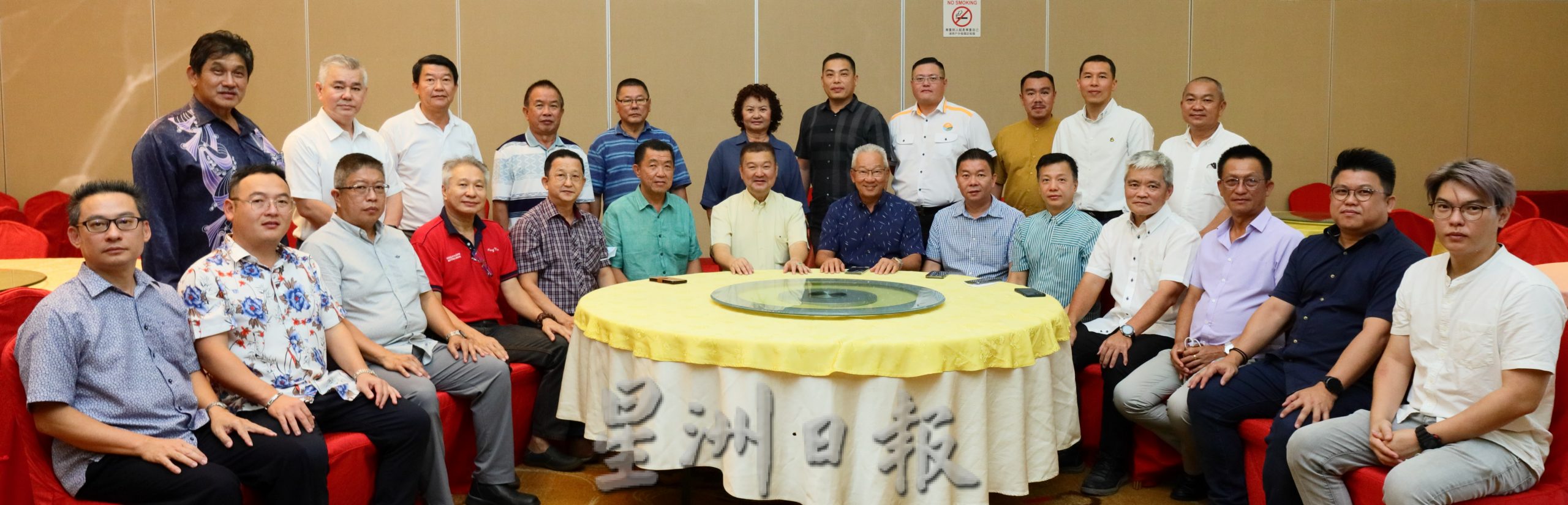 东:关丹中总改选,以拿督斯里黄崇洸为首的“原任派”宣布团队名单。