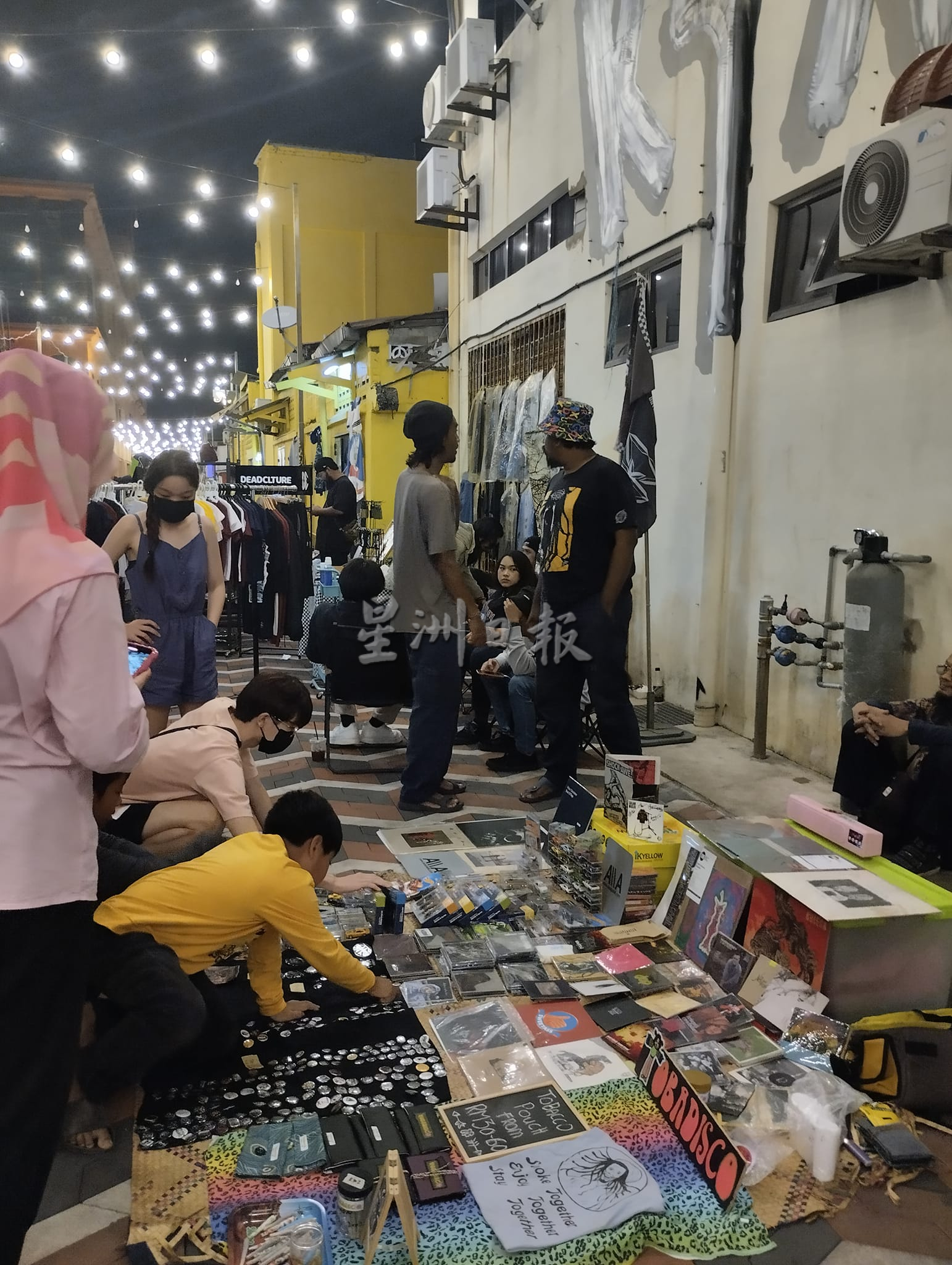 东：关丹壁画街一连三晚办“迷你嘉年华会”，首日反应热闹人潮爆满。