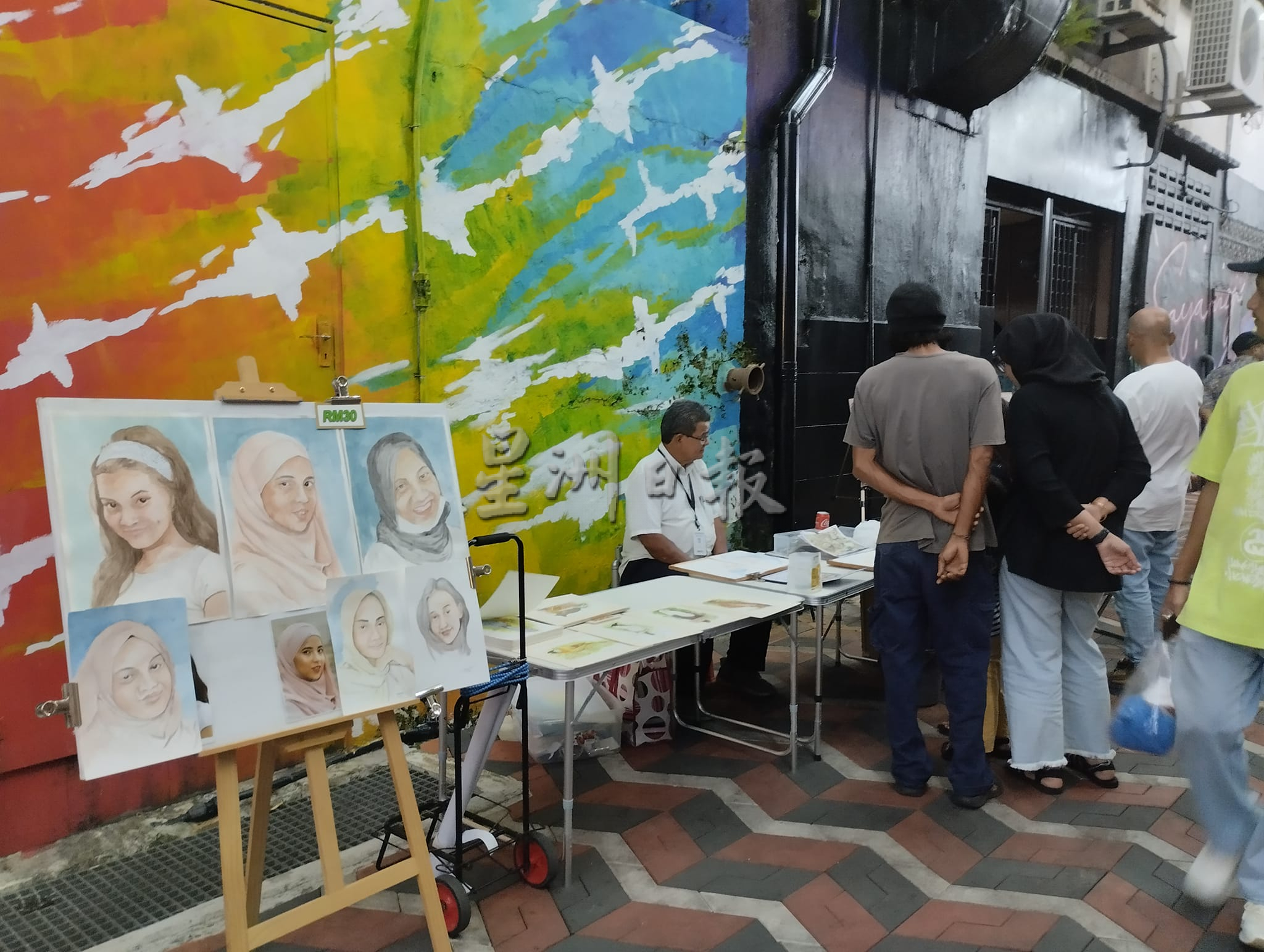 东：关丹壁画街一连三晚办“迷你嘉年华会”，首日反应热闹人潮爆满。