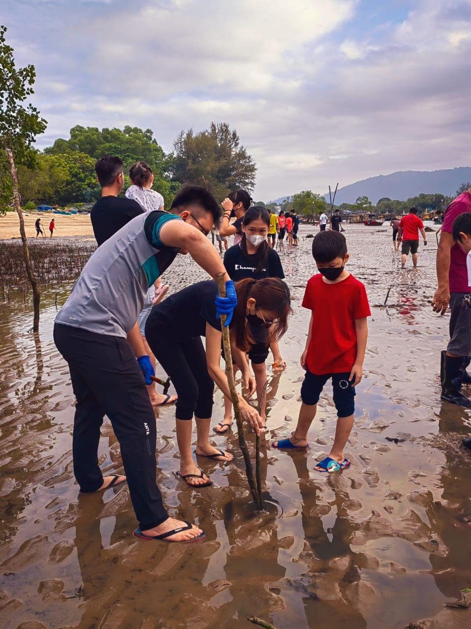 关丹孝慈福利社植树活动