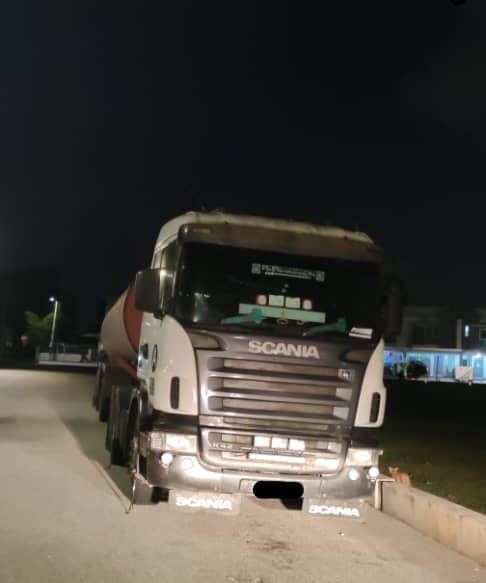 东:关丹市政厅严厉执法,取缔停泊在住宅区的重型交通工具,甚至将在近期展开充公行动,惟业者望能够与政府继续协商,寻得最佳的双赢方案。
