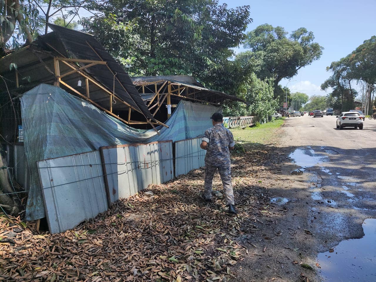 东:关丹市政厅警告路边摊贩打烊后需清理,营业物品及摊子也必须清空。