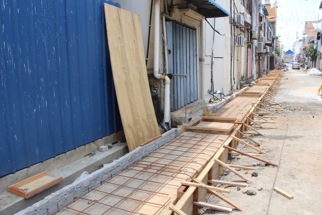 东：劳勿拿督阿都拉街后巷打造成行人街，吸引游客打卡
