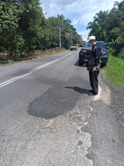 东:双溪兰至双溪吉流路重铺沥青不到6个月路洞处处,东姑朱比里感惊讶