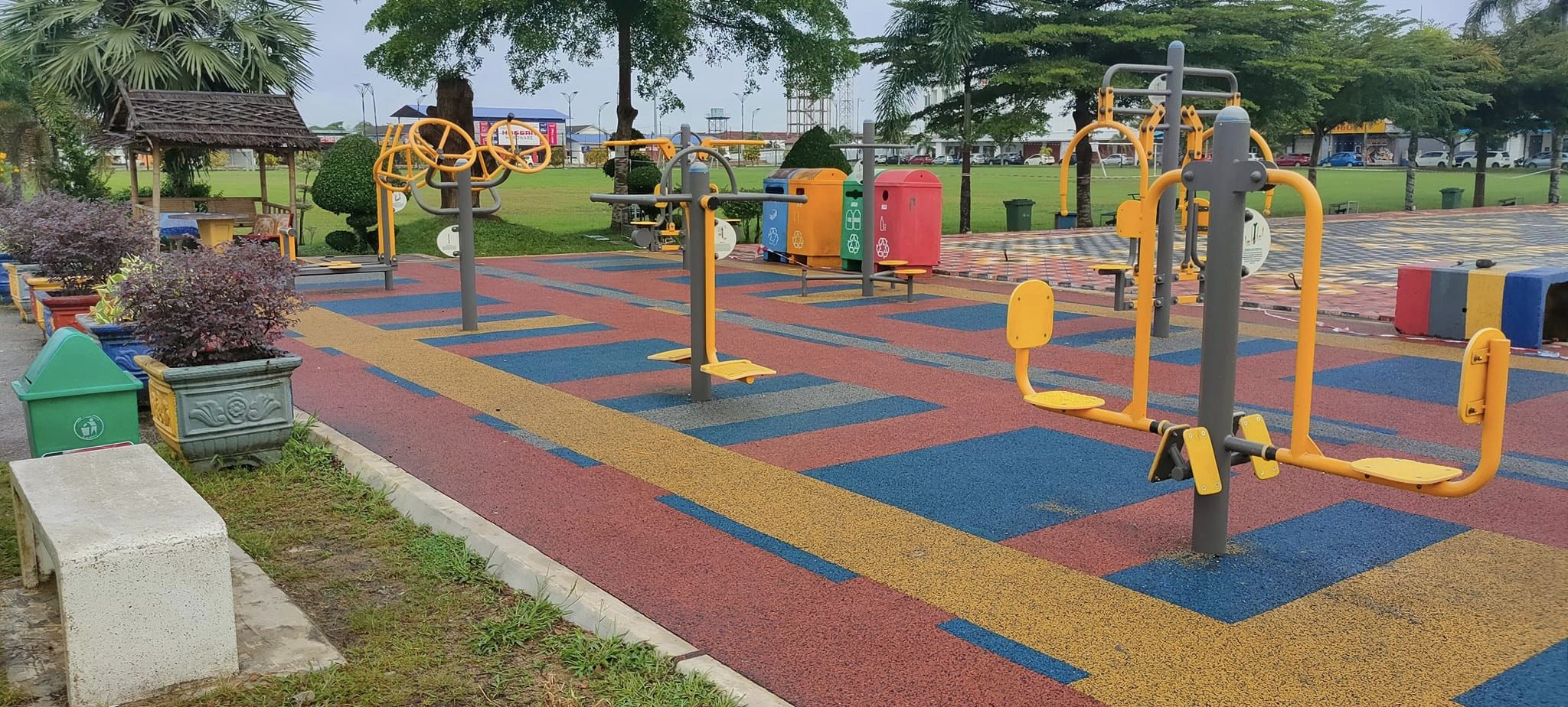 东:吉兰丹州丹那美拉县议会广场(Dataran Majlis Daerah Tanah Merah)提升后换装,色彩艳丽,休闲设备齐全。